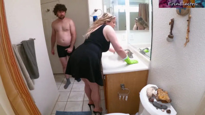 Freeuse stepmom cleans and gets fucked from behind